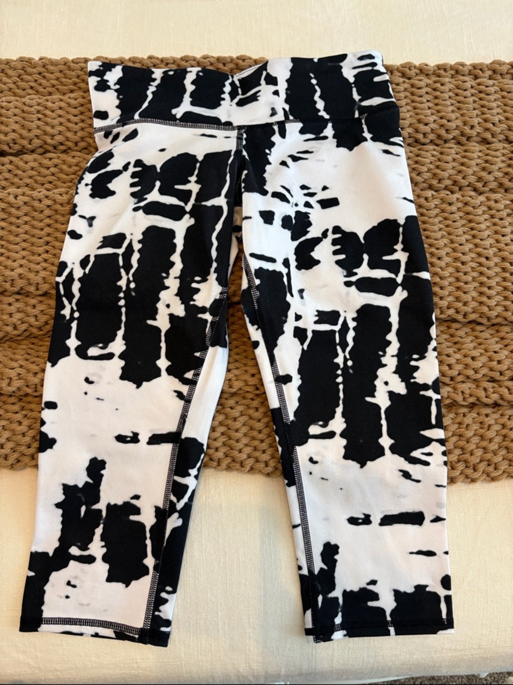 ALO Yoga Black & White Abstract Capri Leggings